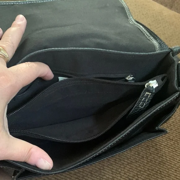 Liz Claiborne Black Leather Crossbody Bag - Picture 4 of 8